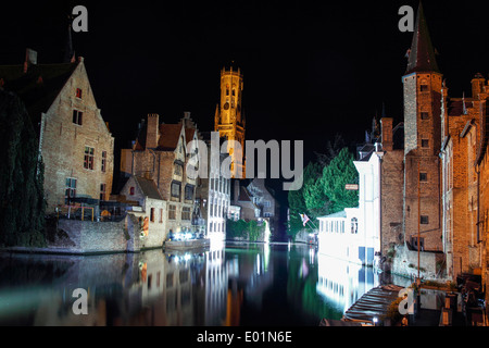 Vista da Rozenhoedkaai illuminata di notte, con la torre campanaria Belfort torre in background, Bruges, Belgio Foto Stock