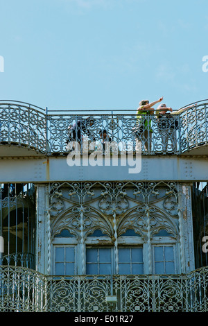 I turisti sulla terrazza di visualizzazione la piattaforma alla sommità del neogotico ornato Elevador de Santa Justa Lisbona Portogallo Europa occidentale Foto Stock