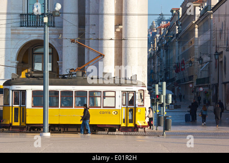 Tradizionale tipica annata vecchio tram giallo in Praca do Comercio Lisbona Portogallo Europa occidentale Foto Stock