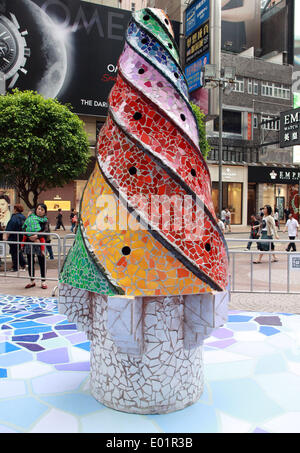 Pechino, Cina. 29 apr 2014. Un modello del camino progettato dall architetto spagnolo Antonio Gaudi è esposto a Times Square, Hong Kong, Cina del Sud, 29 aprile 2014. L'architettura di Gaudì mostra tenutasi la sua cerimonia di apertura qui il martedì, che durerà fino al 1 giugno. © Jin Yi/Xinhua/Alamy Live News Foto Stock