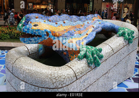 Pechino, Cina. 29 apr 2014. Un modello della lucertola progettato dall architetto spagnolo Antonio Gaudi è esposto a Times Square, Hong Kong, Cina del Sud, 29 aprile 2014. L'architettura di Gaudì mostra tenutasi la sua cerimonia di apertura qui il martedì, che durerà fino al 1 giugno. © Jin Yi/Xinhua/Alamy Live News Foto Stock