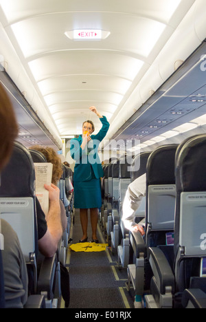 Aer Lingus equipaggio di cabina dimostrazione di sicurezza con le maschere di ossigeno Foto Stock