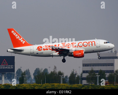 G-EZBD easyJet Airbus A319-111 in atterraggio a Schiphol (AMS - EHAM), Paesi Bassi, pic2 Foto Stock