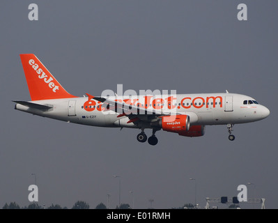 G-EZIY easyJet Airbus A319-111 in atterraggio a Schiphol (AMS - EHAM), Paesi Bassi, pic2 Foto Stock