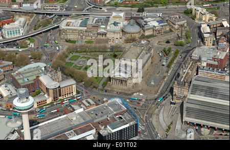 Vista aerea del centro città di Liverpool - St George's Hall, Radio City Tower, stazione di Lime Street, Royal Court, St John's Gardens Foto Stock