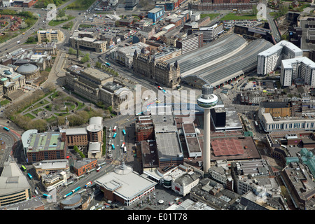 Vista aerea del centro città di Liverpool, Radio City Tower, stazione di Lime Street, St George's Hall, Royal Court Foto Stock