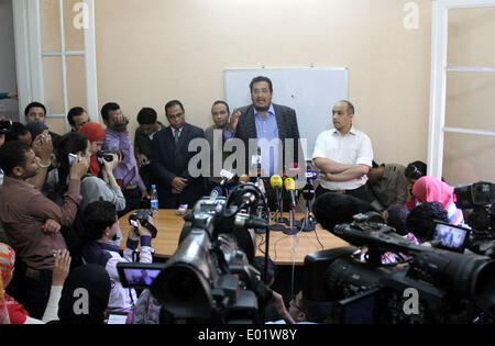 Il Cairo, Egitto. 29 apr 2014. I membri egiziano del 6 aprile il movimento tenere una conferenza stampa al Cairo il 29 aprile 2014. Un egiziano giudice vietato il 6 aprile il movimento giovanile che ha guidato il 2011 rivolta che rovesciò uomo forte Hosni Mubarak, a seguito di accuse si diffamati in Egitto e concertato con parti straniere © Mohammed Bendari APA/images/ZUMAPRESS.com/Alamy Live News Foto Stock