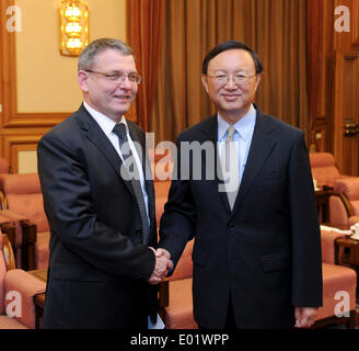 Pechino, Cina. 29 apr 2014. Cinese Consigliere di Stato Yang Jiechi (R) si riunisce con la visita del Ministro degli esteri ceco Lubomir Zaoralek a Pechino Capitale della Cina, Aprile 29, 2014. © Zhang Duo/Xinhua/Alamy Live News Foto Stock