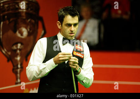 Sheffield, Yorkshire, Regno Unito. 29 apr 2014. Ronnie O'Sullivan in azione contro Shaun Murphy al 2014 Dafabet World Snooker Championship quarti di finale. (Migliore di 25 fotogrammi riprodotti più di 3 sessioni), al Crucible Theatre, Sheffield, Inghilterra. Credito: Azione Sport Plus/Alamy Live News Foto Stock