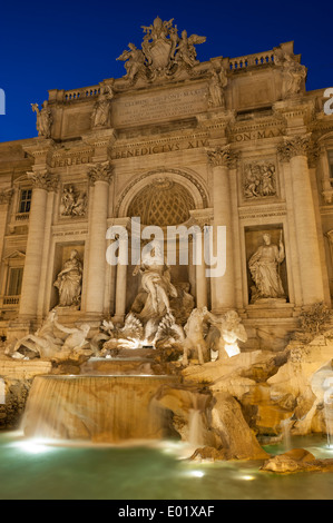 La fontana di Trevi a Roma di notte Foto Stock