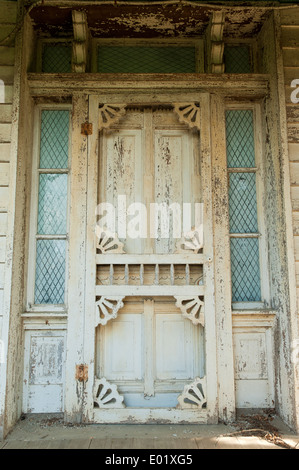 La porta anteriore di una vecchia casa abbandonata in Virginia rurale. Foto Stock