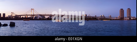 Ponte di Arcobaleno su Tokyo Bay nel tramonto. Vista panoramica sullo skyline di Tokyo. Odaiba, presso Tokyo, Giappone. Foto Stock