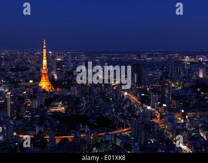 La Torre di Tokyo e luminose autostrade nel paesaggio della città durante le ore notturne, vista aerea. Tokyo, Giappone. Foto Stock