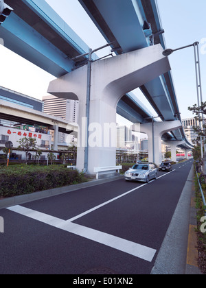 Elevata la linea ferroviaria di transito nuovo sopra Yurikamome street a Tokyo in Giappone. Foto Stock