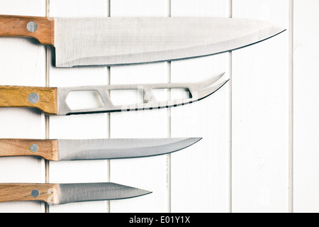 Set di coltelli da cucina sul tavolo da cucina Foto Stock