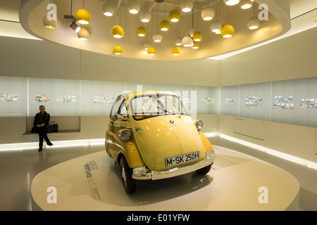 BMW Isetta dal 1955 al museo BMW a Monaco di Baviera Germania Foto Stock