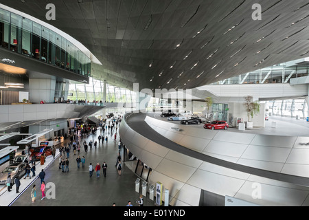 Interno del BMW Welt o BMW World di Monaco di Baviera Germania Foto Stock