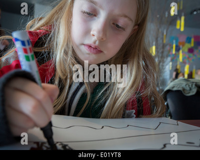 Bambino la creazione di illustrazioni durante l'annuale Festival dei Bambini a Reykjavik, Islanda Foto Stock