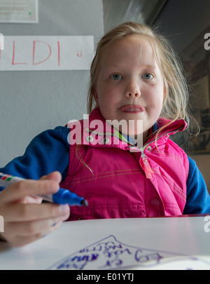 Bambino la creazione di illustrazioni durante l'annuale Festival dei Bambini a Reykjavik, Islanda Foto Stock