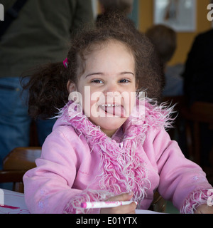 Bambino la creazione di illustrazioni durante l'annuale Festival dei Bambini a Reykjavik, Islanda Foto Stock