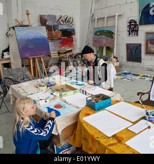 I bambini la creazione di illustrazioni durante l'annuale Festival dei Bambini a Reykjavik, Islanda Foto Stock