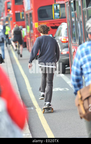 Ponte di Waterloo, Londra, Regno Unito. Il 29 aprile 2014. Waterloo Bridge è pieno di pendolari su skateboard, in bicicletta, a piedi e in autobus, rendendo la loro via di casa. Credito: Matteo Chattle/Alamy Live News Foto Stock