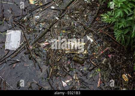 Rifiuti plastici e altri non degradabili in rifiuti in acqua del canale Foto Stock