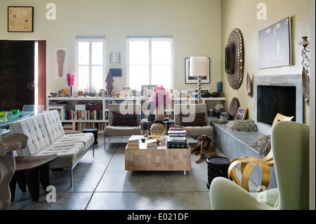 Prenota scaffalature e grigio pezzo tre suite in Baja home inglese di interior designer Jenny Armit Foto Stock