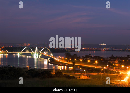 Ponte JK, Brasilia, Brasile all'alba Foto Stock