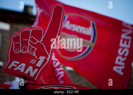 Arsenal bandiera e spugna di dito sulla vendita di Gillespie Road Foto Stock