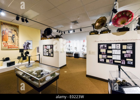 Visualizzazione di fonografi e telecamere per film in Estates Museo a Edison e Ford Winter Estates, Fort Myers, Florida, Stati Uniti d'America Foto Stock