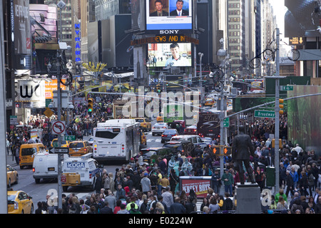 Guardando verso sud lungo la 7th Avenue e Broadway nel eternamente bloccata Times Square, Manhattan NYC Foto Stock