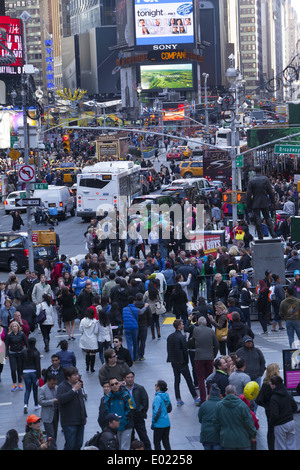 Guardando verso sud lungo la 7th Avenue e Broadway nel eternamente bloccata Times Square, Manhattan NYC Foto Stock