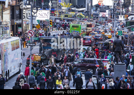 Guardando verso sud lungo la 7th Avenue e Broadway nel eternamente bloccata Times Square, Manhattan NYC Foto Stock