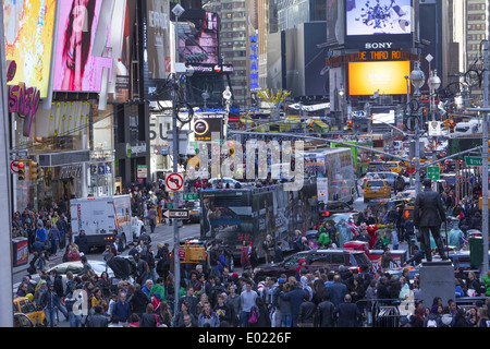 Guardando verso sud lungo la 7th Avenue e Broadway nel eternamente bloccata Times Square, Manhattan NYC Foto Stock