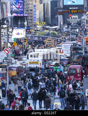 Guardando verso sud lungo la 7th Avenue e Broadway nel eternamente bloccata Times Square, Manhattan NYC Foto Stock