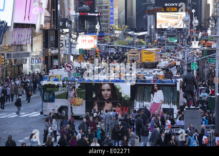 Guardando verso sud lungo la 7th Avenue e Broadway nel eternamente bloccata Times Square, Manhattan NYC Foto Stock