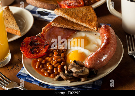 Tradizionale prima colazione Inglese con uova, pancetta, salsicce, fagioli al forno Foto Stock