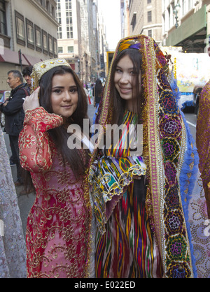 Gli americani iraniano attendere a marzo in persiano parata del giorno lungo Madison Ave. in NYC. Foto Stock