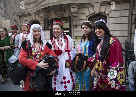 Gli americani iraniano attendere a marzo in persiano parata del giorno lungo Madison Ave. in NYC. Foto Stock