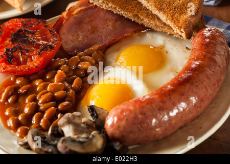 Tradizionale prima colazione Inglese con uova, pancetta, salsicce, fagioli al forno Foto Stock