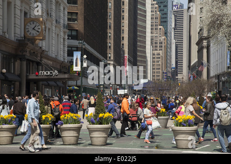 Guardando oltre il Macy's up Broadway a Manhattan NYC. Foto Stock