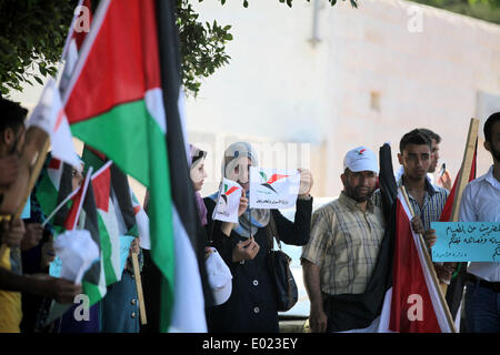 La striscia di Gaza, Territori palestinesi. 29 apr 2014. Palestinesi tenere le bandiere della Palestina durante una manifestazione di protesta contro la detenzione amministrativa dei prigionieri palestinesi nelle carceri israeliane, nella parte anteriore del programma di sviluppo delle Nazioni Unite (ufficio UNDP) nella Striscia di Gaza City il 29 aprile 2014. © Momen Faiz/NurPhoto/ZUMAPRESS.com/Alamy Live News Foto Stock