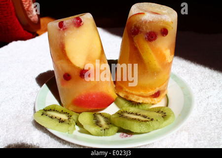 Vegetariano dolci gelato sulla piastra con fette di kiwi maturi Foto Stock