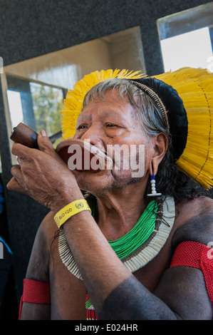 Capo Kayapo Raoni Txucarrhamae fuma il suo tubo, con headress e "Rio+20' giallo fascia da polso per i partecipanti. Il popolo del Vertice alla Conferenza delle Nazioni Unite sullo sviluppo sostenibile, Rio de Janeiro, Brasile. Foto Stock