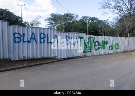 La conferenza delle Nazioni Unite sullo Sviluppo Sostenibile (Rio+20), Rio de Janeiro, Brasile, 21 giugno 2012. Graffitti dicendo "bla bla bla verde' Foto © Sue Cunningham. Foto Stock