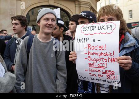 BATH, Regno Unito, 29 aprile 2014. Una femmina anti UKIP protester contiene un anti targhetta UKIP al di fuori della sede del Forum in bagno,Nigel Farage il leader del partito per l'indipendenza del Regno Unito era dovuto a parlare alla riunione pubblica. Credito: lynchpics/Alamy Live News Foto Stock