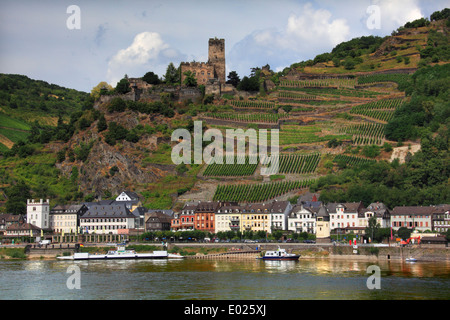 Il castello di gutenfels, aka caub castello, si siede in cima alla città di kaub, Germania Foto Stock