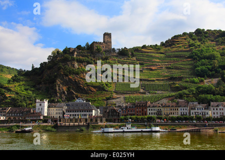 Il castello di gutenfels, aka caub castello, si siede in cima alla città di kaub, Germania Foto Stock