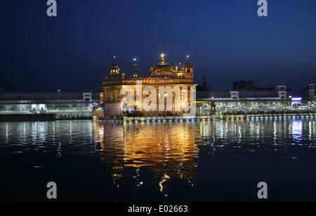 Amritsar. 29 apr 2014. La riflessione del tempio d'oro è visibile sulle acque sante di Amritsar città dell India del nord di stato del Punjab, il 29 aprile 2014. Il tempio è il principale luogo di culto per la comunità sikh e ha grande importanza. Credito: Javed Dar/Xinhua/Alamy Live News Foto Stock